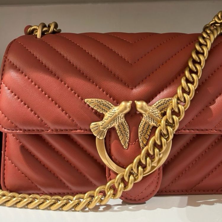 100074 B08Q RED